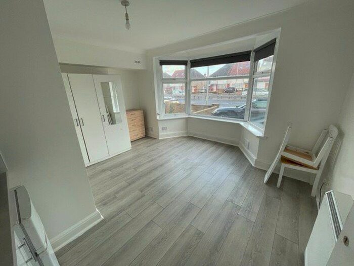 Studio To Rent In Hendon Way, London, NW2