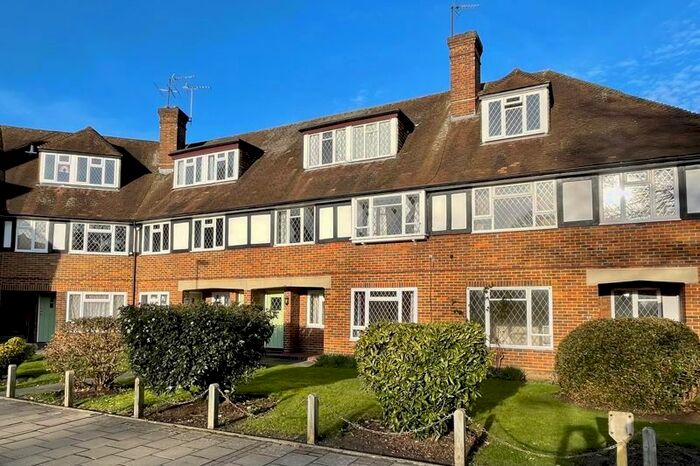 2 Bedroom Flat To Rent In Station Approach, Hinchley Wood, Esher, KT10