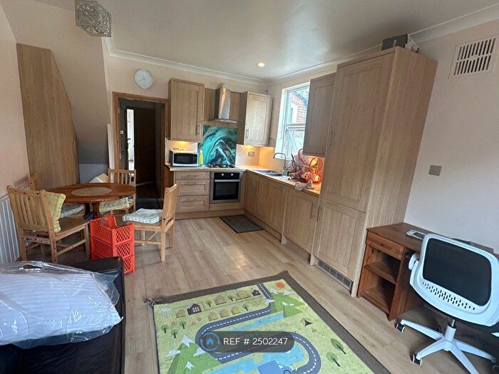 2 Bedroom Semi-Detached House To Rent In Pinfold Road, London, SW16