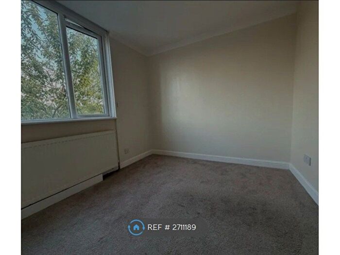 3 Bedroom Flat To Rent In Russell House, London, E6