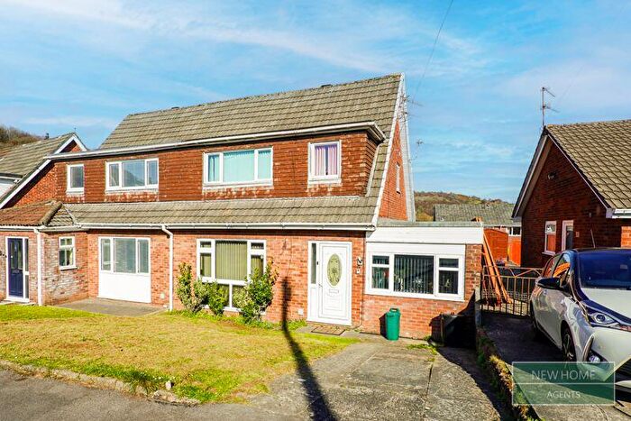 3 Bedroom Semi-Detached House For Sale In Summerfield Drive Llantrisant, CF72