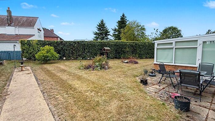 2 Bedroom Detached Bungalow For Sale In The Rise, Navenby, Lincoln, LN5