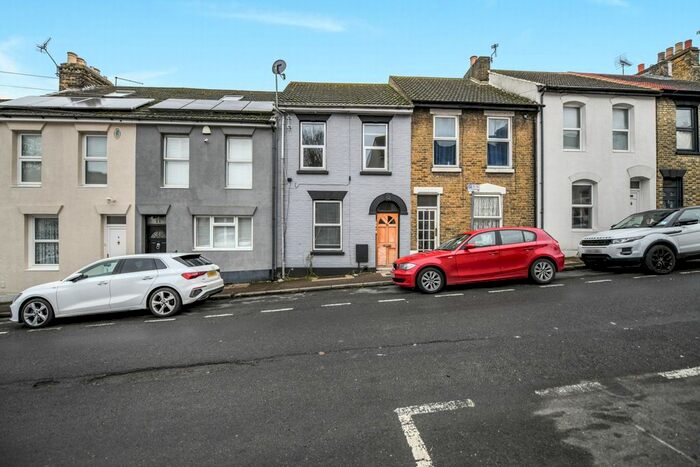 1 Bedroom Flat To Rent In Pagitt Street, Chatham ME4