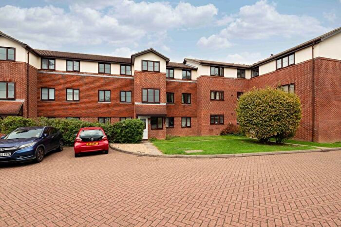 1 Bedroom Flat For Sale In Yeomanry Close, Epsom, KT17