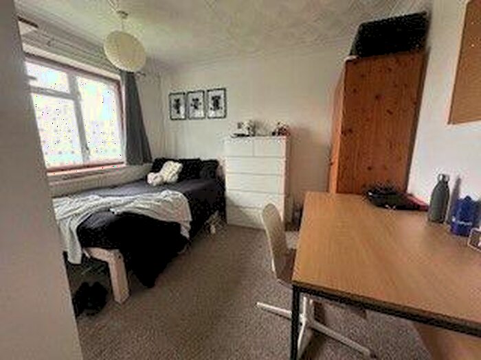 4 Bedroom Semi-Detached House To Rent In Bed Student Home - College Road, Canterbury, CT1