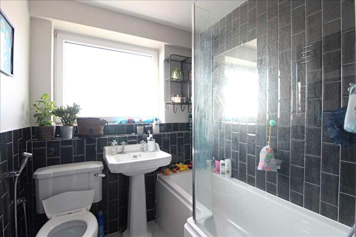 2 Bedroom Apartment To Rent In Leigh On Sea, SS9