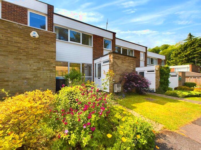 3 Bedroom Terraced House To Rent In Bedroom House, Caterham Valley £, CR3