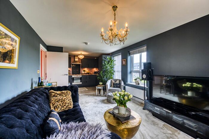 2 Bedroom Apartment For Sale In Heron House, Semington Strand, Wichelstow, SN1