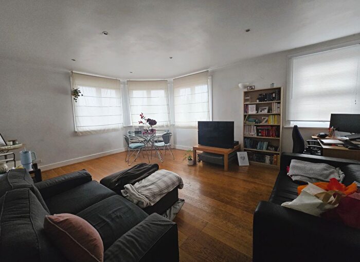 2 Bedroom Flat To Rent In Garratt Lane, London, SW18
