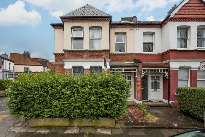 3 Bedroom Flat To Rent In Oakmead Road, London SW12