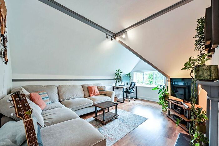 1 Bedroom Flat For Sale In Lower Edgeborough Road, Guildford, GU1