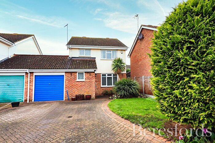 3 Bedroom Link Detached House For Sale In Hunters Way, Chelmsford, CM1