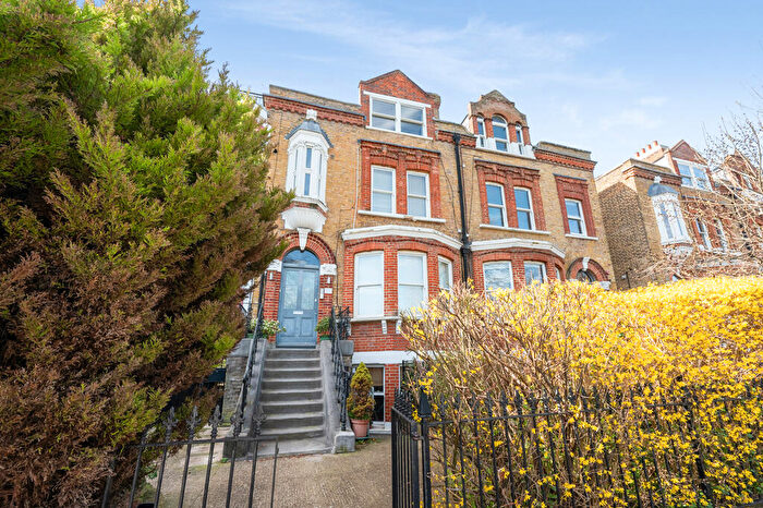3 Bedroom Apartment To Rent In The Gardens, East Dulwich London, SE22