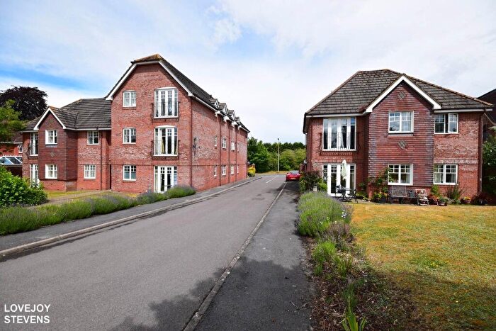 2 Bedroom Flat For Sale In Grove Court, Newbury, RG14