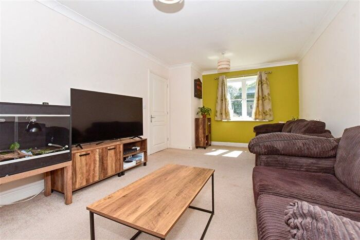 4 Bedroom End Of Terrace House For Sale In Green Close, Whitfield, Dover, Kent, CT16