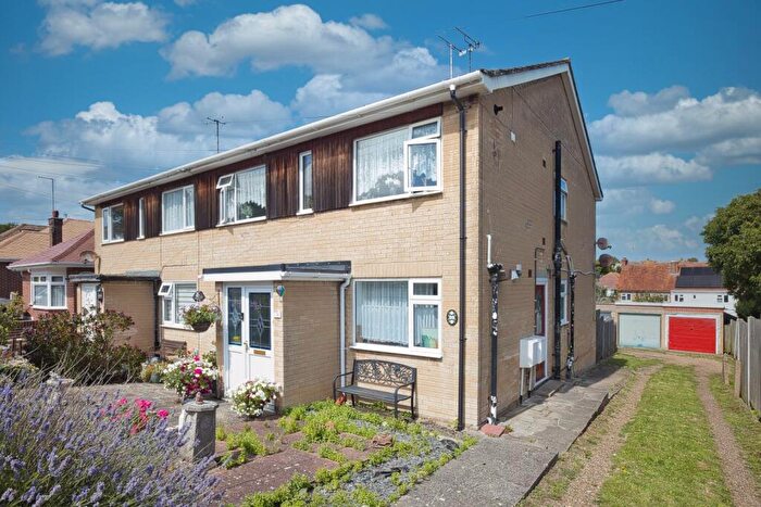 2 Bedroom Flat For Sale In Masons Rise, Broadstairs, CT10