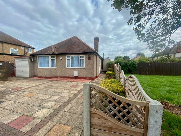 3 Bedroom Bungalow To Rent In Mahlon Avenue, Ruislip, HA4