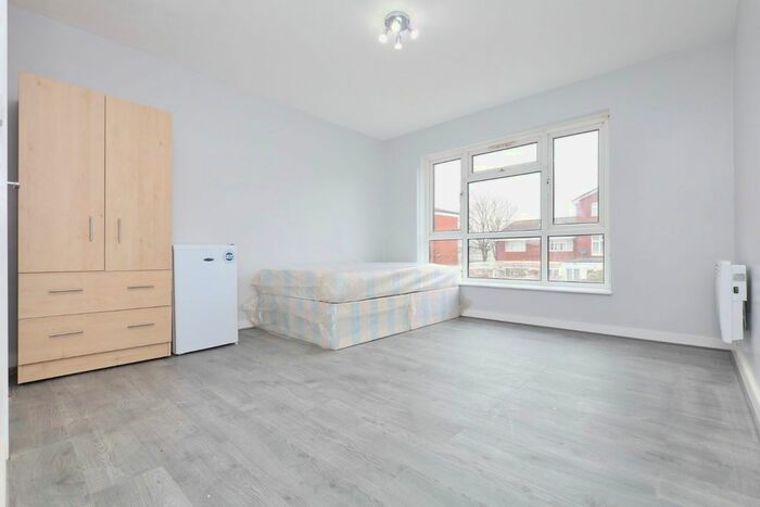 Studio To Rent In Larwood Close, London, UB6