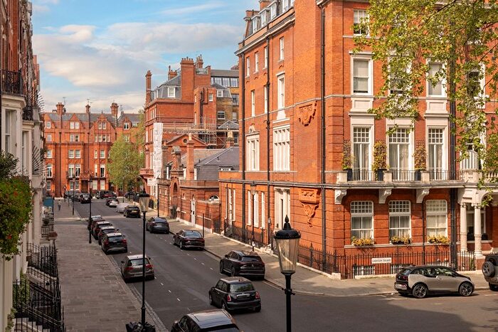 2 Bedroom Flat For Sale In Cadogan Square, London, SW1X