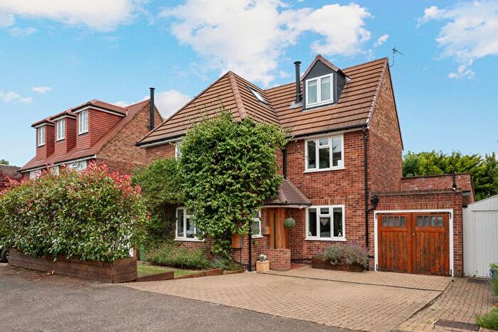4 Bedroom Detached House For Sale In Long Lodge Drive, Walton-on-Thames, KT12