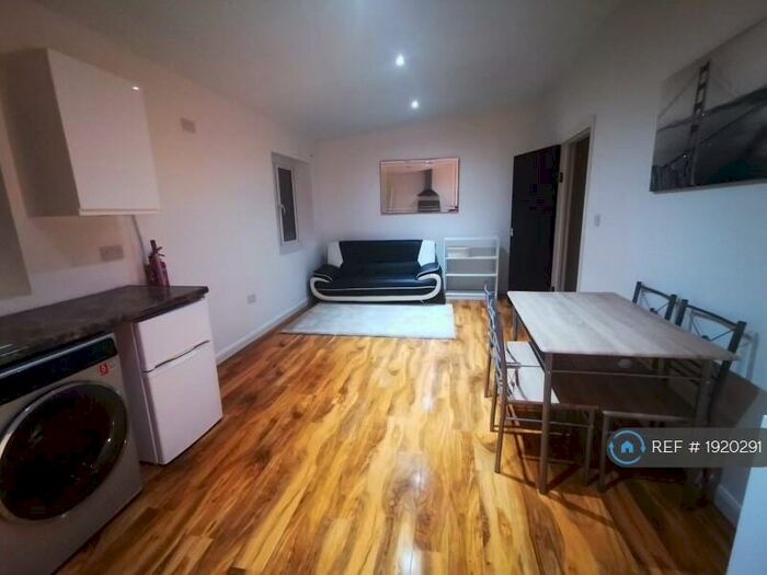 1 Bedroom Flat To Rent In Woods Avenue, Hatfield, AL10