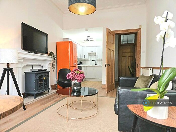 2 Bedroom Flat To Rent In Kingarth Street, Glasgow, G42