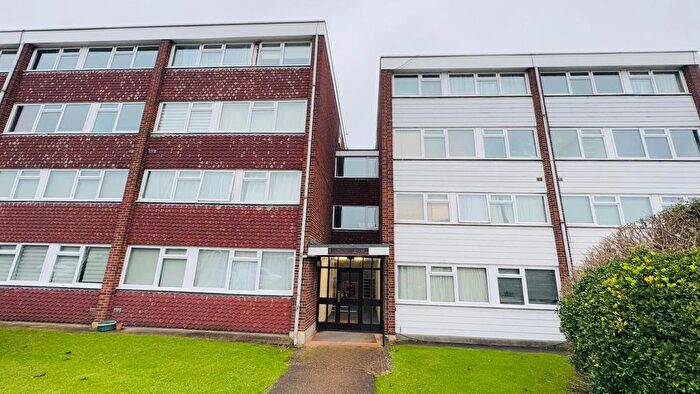 2 Bedroom Flat To Rent In Long Green, Chigwell, IG7