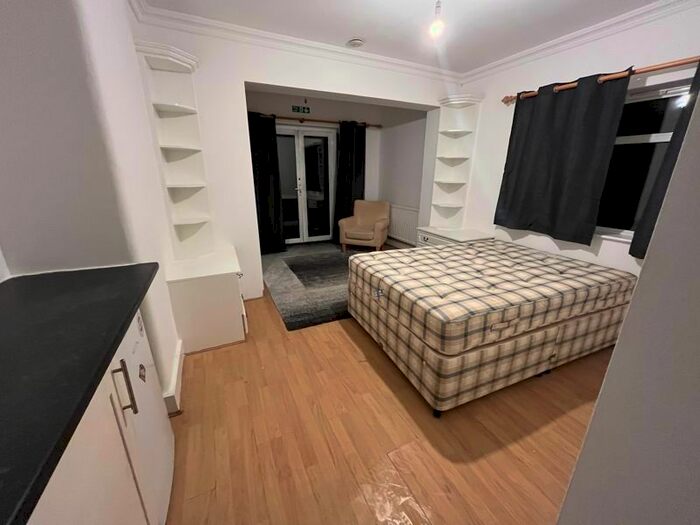 1 Bedroom Property To Rent In Long Lane, Uxbridge, UB10