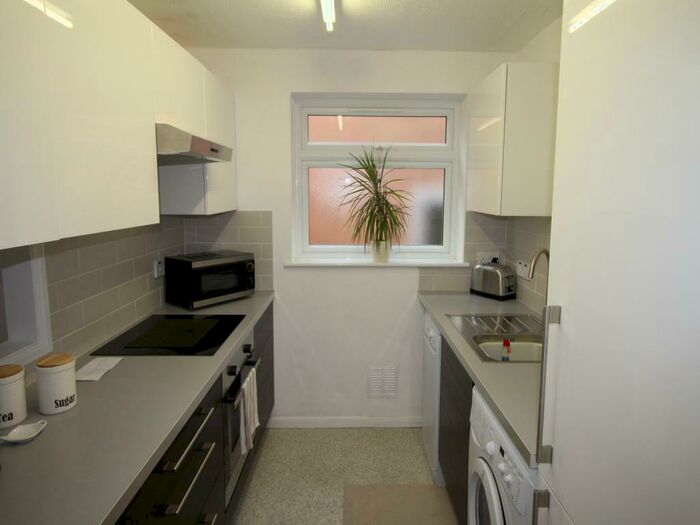 1 Bedroom Flat To Rent In Brambledown Road, Wallington, Surrey, SM6