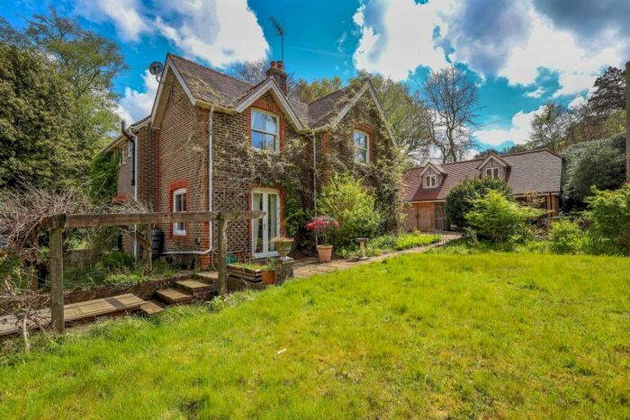 4 Bedroom Detached House For Sale In Primrose Lane, Liss, Hampshire, GU33