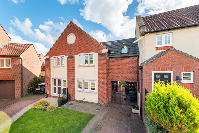 4 Bedroom Town House For Sale In Acorn Way, Pool In Wharfedale, Otley, LS21