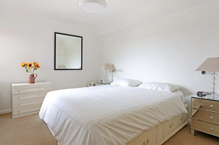 1 Bedroom Flat For Sale In Corner Finchley Road And West Heath Avenue, Greater London, NW11