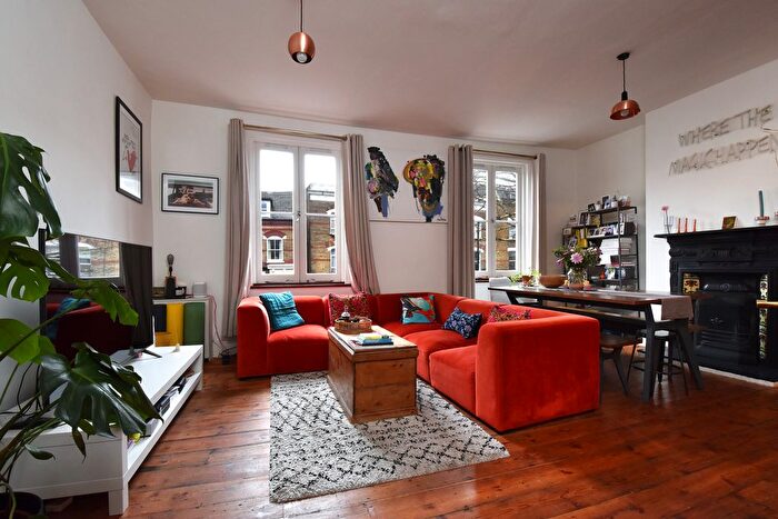 2 Bedroom Maisonette For Sale In Lordship Lane, London, SE22