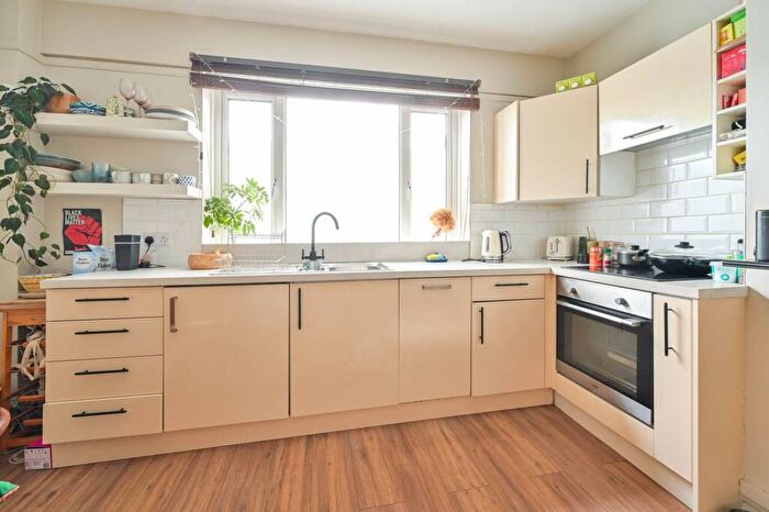 3 Bedroom Flat To Rent In Mayhew Court, Denmark Hill, London, SE5