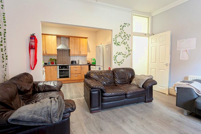 5 Bedroom Flat To Rent In Wilmslow Road, Fallowfield M14
