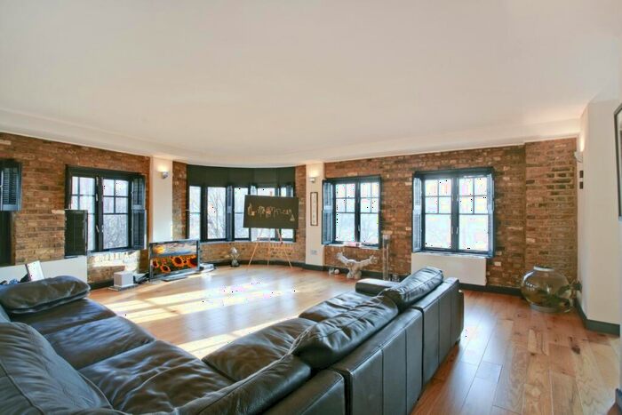 2 Bedroom Flat To Rent In Sanctuary Court. Reardon Path, E1W