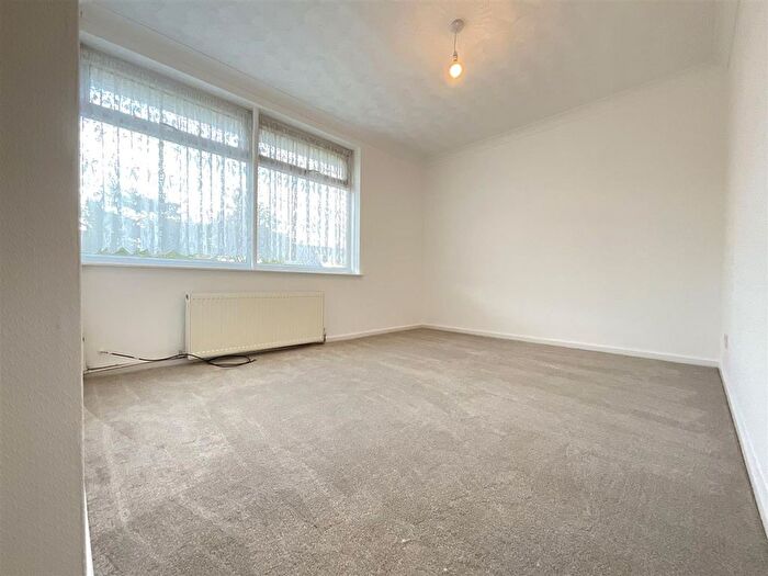 2 Bedroom Semi-detached Bungalow For Sale In Byward Drive, Scarborough, YO12