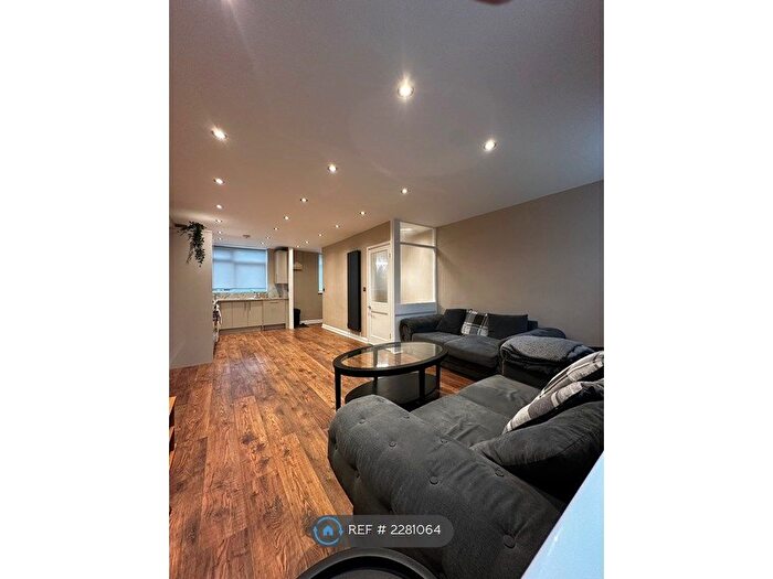 2 Bedroom Maisonette To Rent In Lyndwwood Court, Leicester, LE2