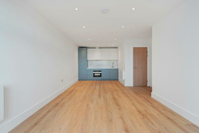 Apartment To Rent In Syward Place, - Pycroft Road, Chertsey, KT16