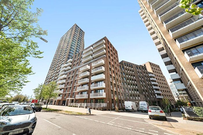 3 Bedroom Flat For Sale In Lakeside Drive, Park Royal, London, NW10