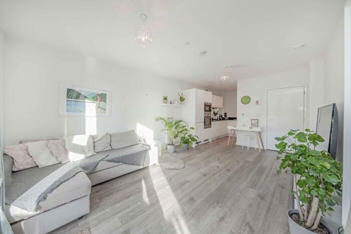 1 Bedroom Flat For Sale In Lakeside Drive, Acton, NW10