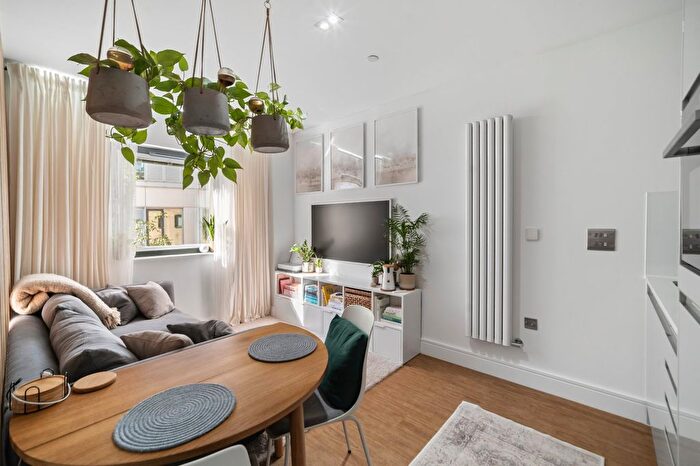 1 Bedroom Flat For Sale In Red Lion Square, Wandsworth High Street, London, SW18