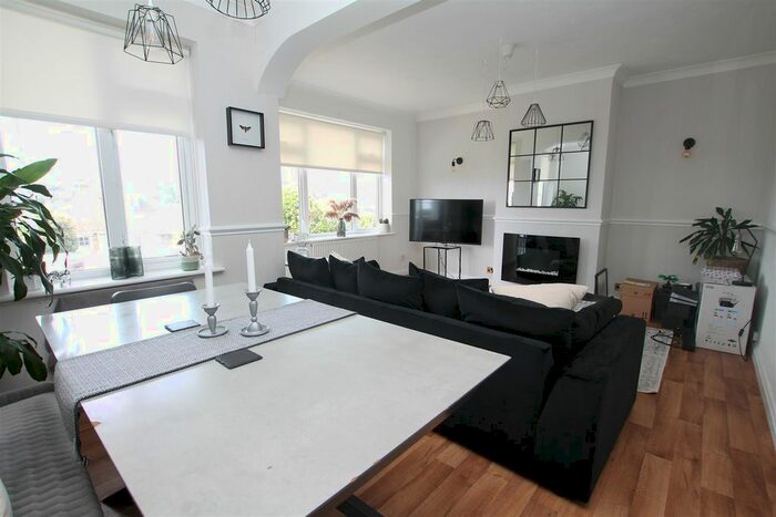 2 Bedroom Flat To Rent In Wicklands Avenue, Saltdean, Brighton, BN2