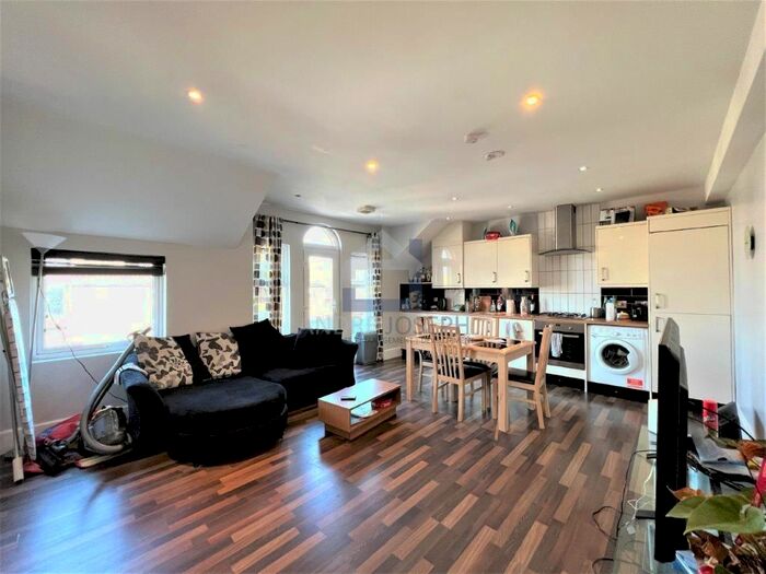 2 Bedroom Flat To Rent In Thornton Avenue, Streatham, SW2