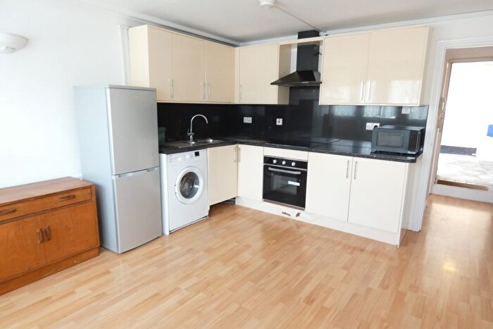 2 Bedroom Flat To Rent In Redwood Estates, Hounslow, Heston, TW5