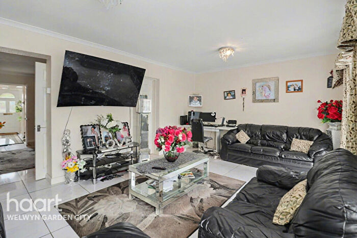 4 Bedroom Semi-Detached House For Sale In Crawford Road, Hatfield, AL10