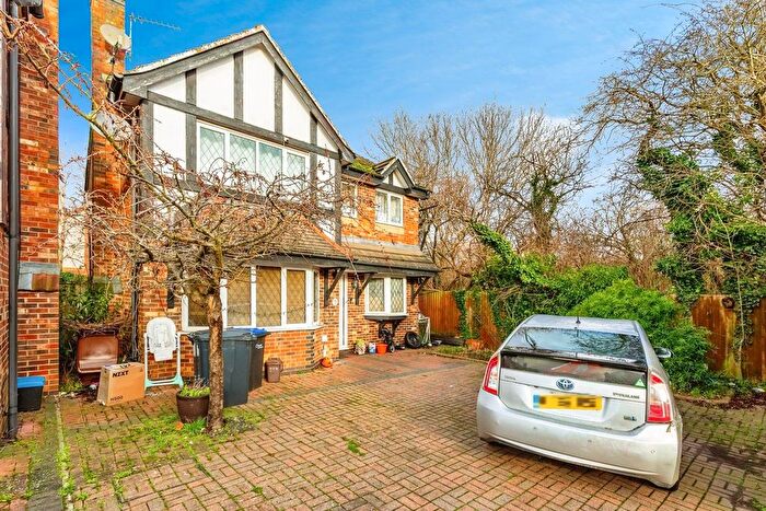 5 Bedroom Detached House For Sale In Cottesbrooke Gardens, Northampton, NN4