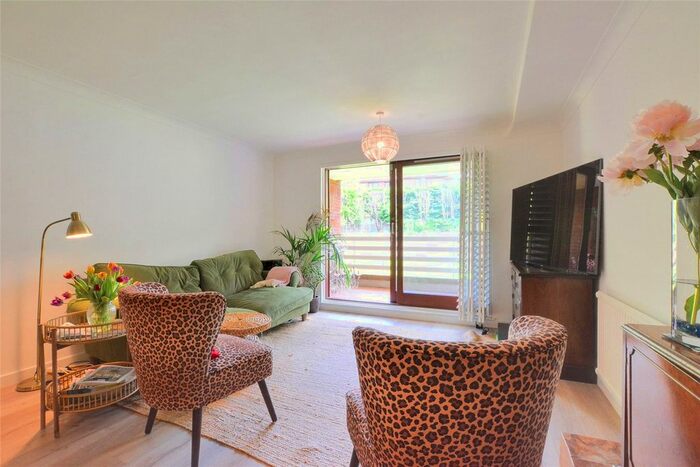 2 Bedroom Flat To Rent In Forest Close, Chislehurst, BR7