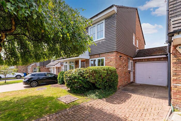 4 Bedroom Link Detached House For Sale In Hobbis Drive, Maidenhead, SL6