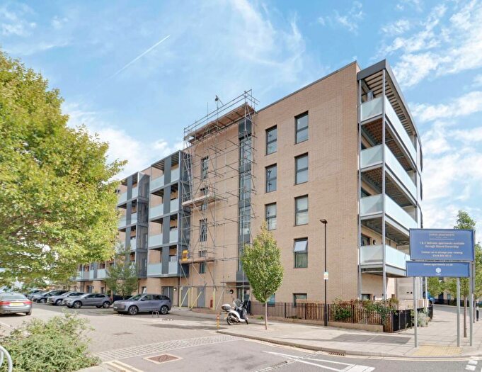 2 Bedroom Flat For Sale In Holmeoak Avenue, Rainham, RM13